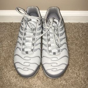 nike air max plus womens grey